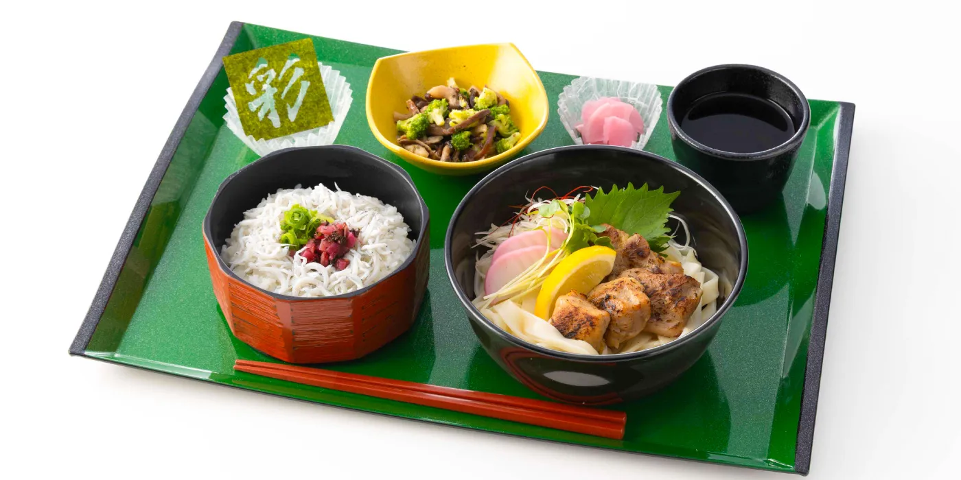 炭火焼鶏の冷やしきしめんとしらすご飯 イメージ